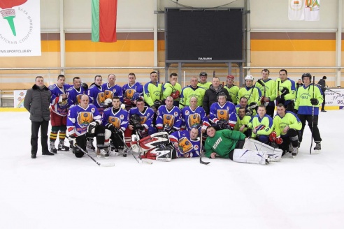 На лед в Горках вышли военнослужащие. Фоторепортаж