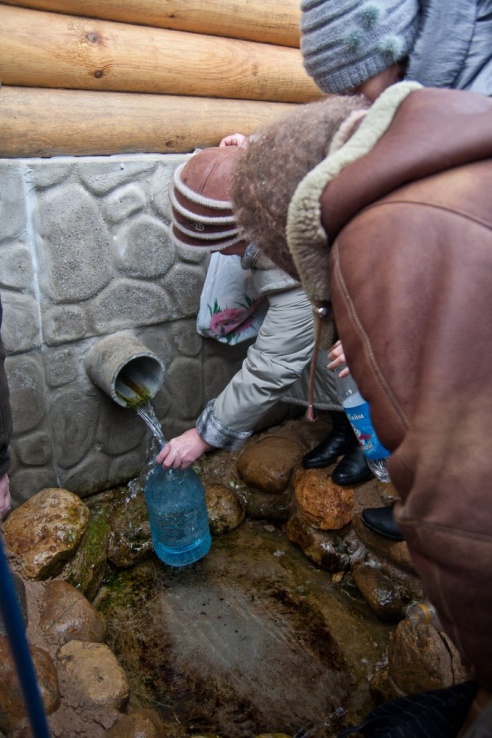 В обновленном Кагальном колодце освятили воду