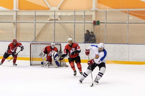 Горкам остается ждать ответной игры