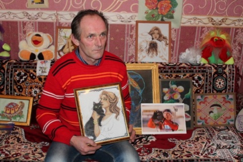 Староста деревни в Вилейском районе вышивает крестиком, болеет за «Ливерпуль» и гоняется за Азаренко (ФОТО)