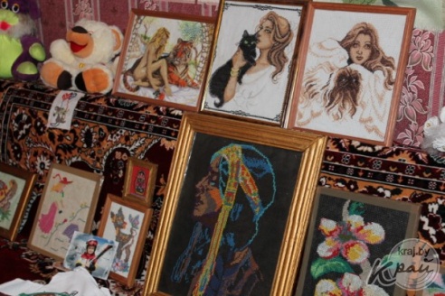 Староста деревни в Вилейском районе вышивает крестиком, болеет за «Ливерпуль» и гоняется за Азаренко (ФОТО)