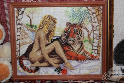 Староста деревни в Вилейском районе вышивает крестиком, болеет за «Ливерпуль» и гоняется за Азаренко (ФОТО)