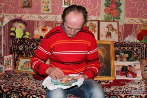 Староста деревни в Вилейском районе вышивает крестиком, болеет за «Ливерпуль» и гоняется за Азаренко (ФОТО)