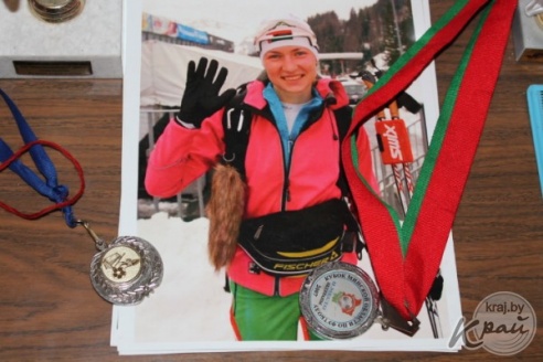 Староста деревни в Вилейском районе вышивает крестиком, болеет за «Ливерпуль» и гоняется за Азаренко (ФОТО)