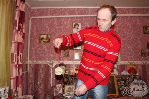 Староста деревни в Вилейском районе вышивает крестиком, болеет за «Ливерпуль» и гоняется за Азаренко (ФОТО)