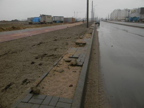 В Барановичах для строительства дома разрушили недавно оборудованные пешеходные тротуары