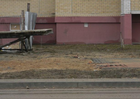 В Барановичах для строительства дома разрушили недавно оборудованные пешеходные тротуары