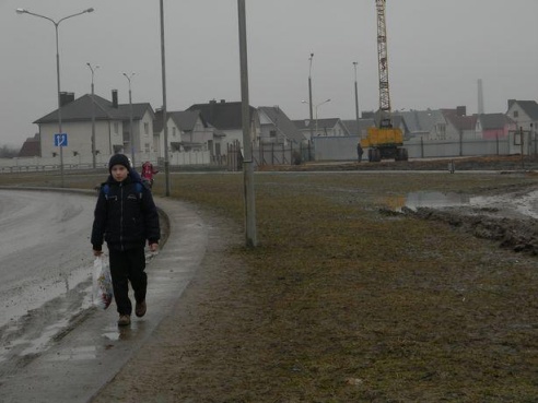 В Барановичах для строительства дома разрушили недавно оборудованные пешеходные тротуары