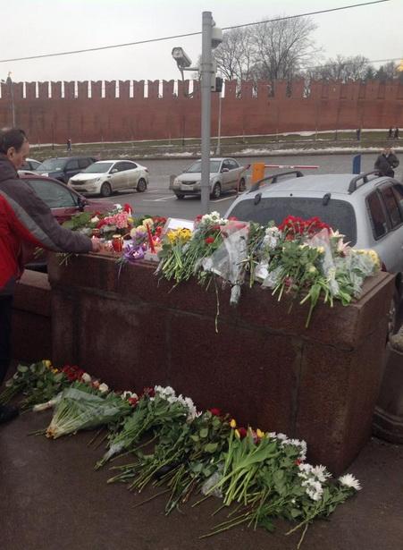 Читатель Intex-press с места убийства Бориса Немцова: «Народа очень много. На мосту все урны забиты обертками от цветов»