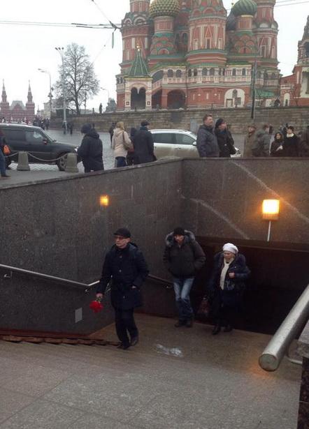 Читатель Intex-press с места убийства Бориса Немцова: «Народа очень много. На мосту все урны забиты обертками от цветов»