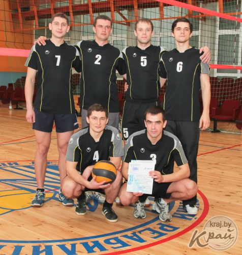 Сборная центра «Надежда» выиграла кубок турнира по волейболу среди мужских команд Вилейского района (ФОТО)