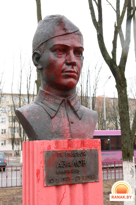 В Светлогорске облили краской бюст героя Советского союза (фото) В Светлогорске облили краской бюст героя Советского союза (фото)