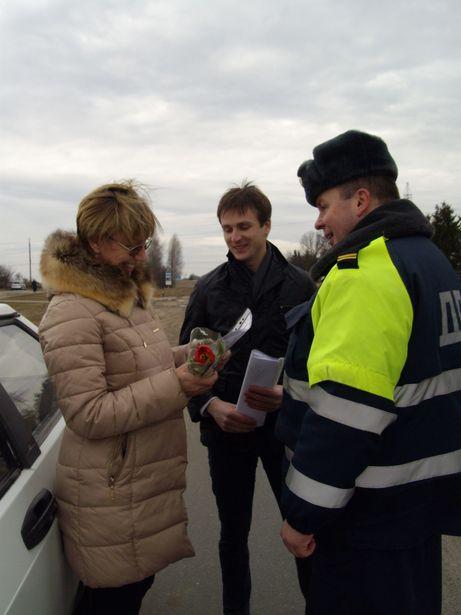 ГАИ Барановичского района поздравила автоледи с 8 Марта