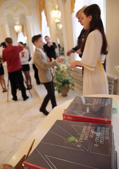 ФОТОФАКТ: Барановичским школьникам вручили паспорта в ЗАГСе