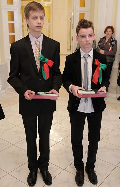 ФОТОФАКТ: Барановичским школьникам вручили паспорта в ЗАГСе