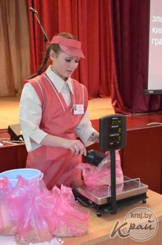 Фасовку круп на скорость и ответы на каверзные вопросы продемонстрировали будущие продавцы в Вилейке (ФОТО)