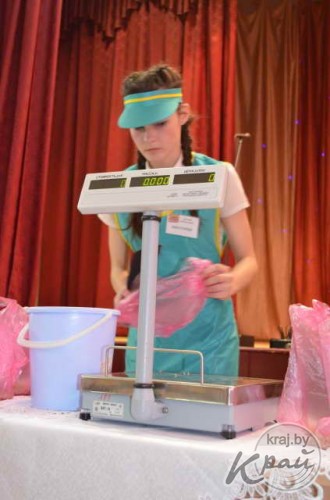 Фасовку круп на скорость и ответы на каверзные вопросы продемонстрировали будущие продавцы в Вилейке (ФОТО)