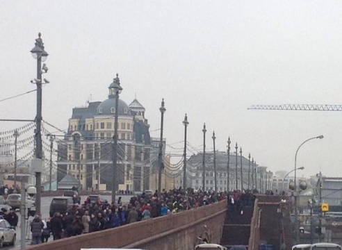 Читатель Intex-press с места убийства Бориса Немцова: «Народа очень много. На мосту все урны забиты обертками от цветов»