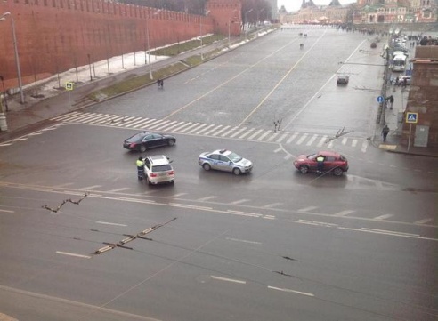 Читатель Intex-press с места убийства Бориса Немцова: «Народа очень много. На мосту все урны забиты обертками от цветов»