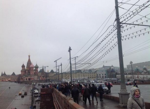 Читатель Intex-press с места убийства Бориса Немцова: «Народа очень много. На мосту все урны забиты обертками от цветов»