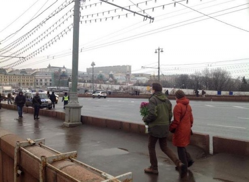 Читатель Intex-press с места убийства Бориса Немцова: «Народа очень много. На мосту все урны забиты обертками от цветов»