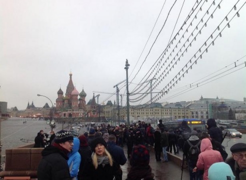 Читатель Intex-press с места убийства Бориса Немцова: «Народа очень много. На мосту все урны забиты обертками от цветов»