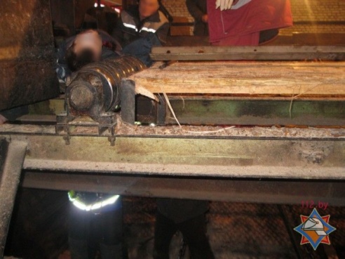 В Вилейке 2 марта рабочего зажало в линии сортировки пиломатериалов – потребовалась помощь спасателей (ФОТО)