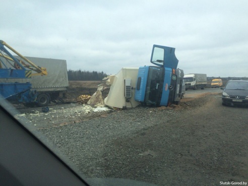 Под Буда-Гресской опрокинулась фура