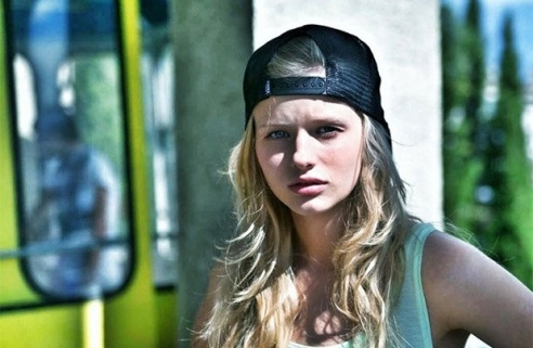 Девушка из Светлогорска, проехавшаяся голой на коне возле Кремля, рассказала про российский кинематограф, личную жизнь и политическую позицию