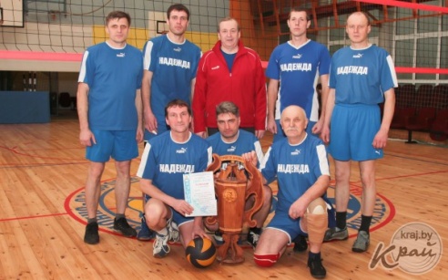 Сборная центра «Надежда» выиграла кубок турнира по волейболу среди мужских команд Вилейского района (ФОТО)