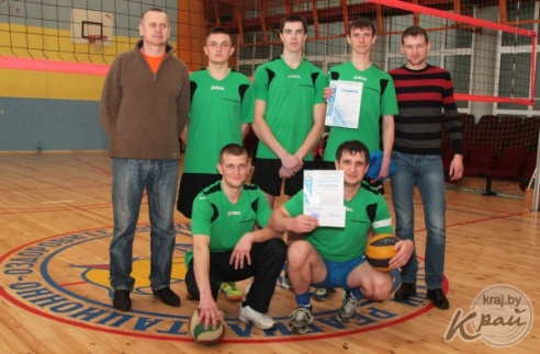 Сборная центра «Надежда» выиграла кубок турнира по волейболу среди мужских команд Вилейского района (ФОТО)