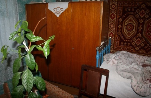 Не менее двух ударов табуретом по голове: 29-летний житель Хойников подозревается в убийстве соседки