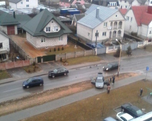 В Барановичах в микрорайоне Боровки столкнулись две легковушки (ФОТОФАКТ)