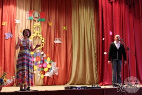 ФОТОРЕПОРТАЖ: На празднике в вилейском колледже 5 марта каждой женщине предложили кусочек торта