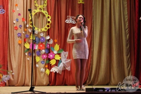 ФОТОРЕПОРТАЖ: На празднике в вилейском колледже 5 марта каждой женщине предложили кусочек торта