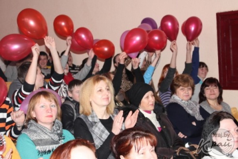 ФОТОРЕПОРТАЖ: На празднике в вилейском колледже 5 марта каждой женщине предложили кусочек торта