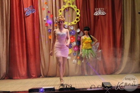 ФОТОРЕПОРТАЖ: На празднике в вилейском колледже 5 марта каждой женщине предложили кусочек торта