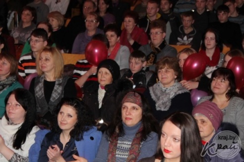 ФОТОРЕПОРТАЖ: На празднике в вилейском колледже 5 марта каждой женщине предложили кусочек торта