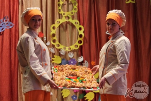 ФОТОРЕПОРТАЖ: На празднике в вилейском колледже 5 марта каждой женщине предложили кусочек торта