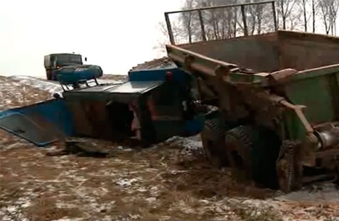 Видеофакт: пассажирский автобус и трактор с прицепом вылетели на обочину на косогоре в Мозырском районе