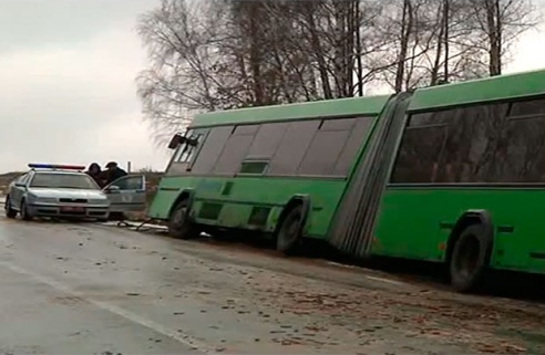Видеофакт: пассажирский автобус и трактор с прицепом вылетели на обочину на косогоре в Мозырском районе