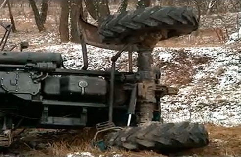 Видеофакт: пассажирский автобус и трактор с прицепом вылетели на обочину на косогоре в Мозырском районе