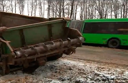 Видеофакт: пассажирский автобус и трактор с прицепом вылетели на обочину на косогоре в Мозырском районе