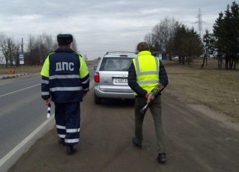 ГАИ Барановичского района поздравила автоледи с 8 Марта