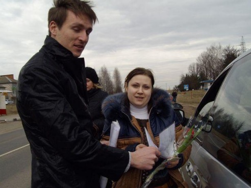 ГАИ Барановичского района поздравила автоледи с 8 Марта