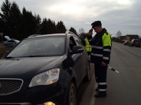 ГАИ Барановичского района поздравила автоледи с 8 Марта