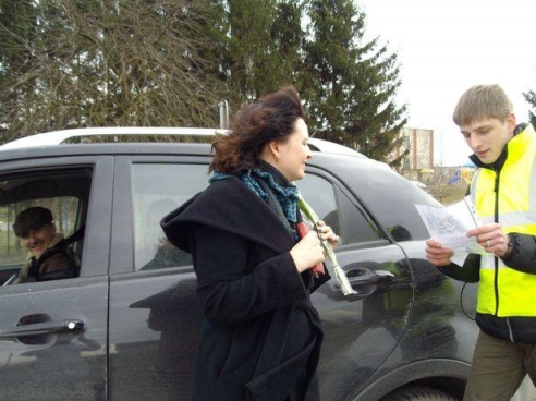 ГАИ Барановичского района поздравила автоледи с 8 Марта