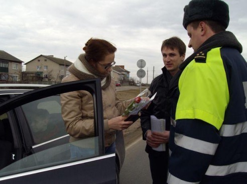 ГАИ Барановичского района поздравила автоледи с 8 Марта