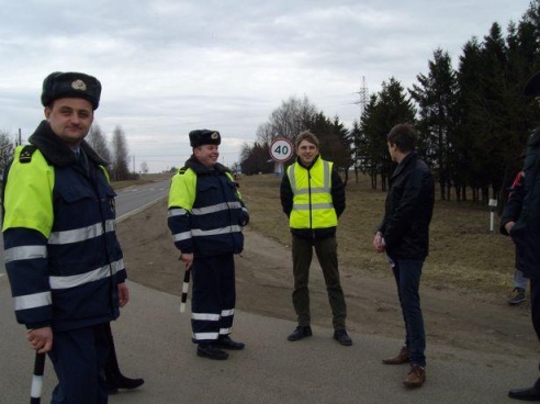 ГАИ Барановичского района поздравила автоледи с 8 Марта