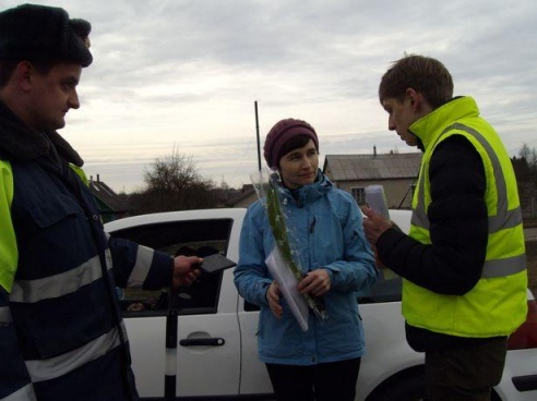 ГАИ Барановичского района поздравила автоледи с 8 Марта